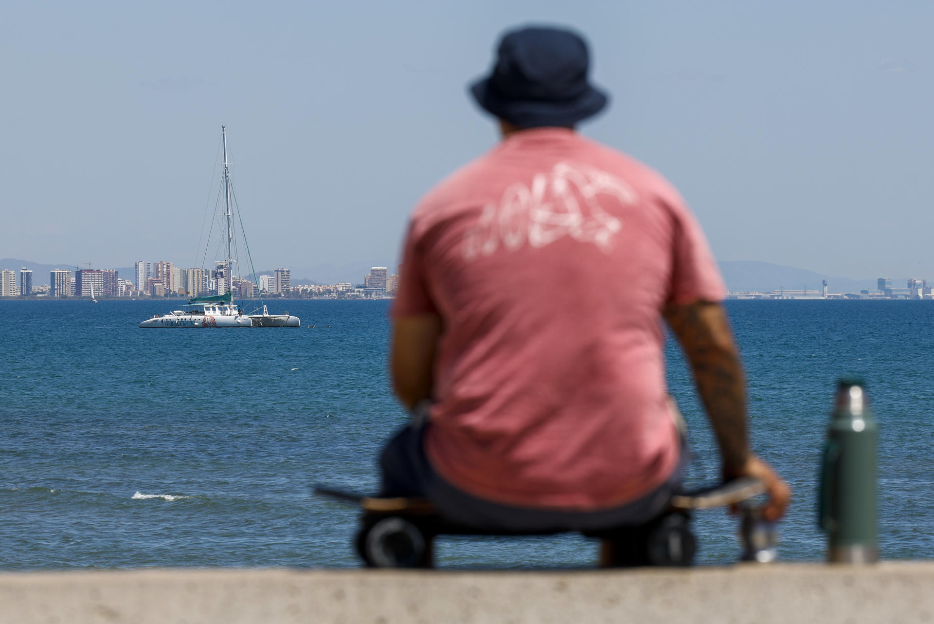 Una persona contempla las aguas de la playa de la Malvarrosa (Valencia) durante la mañana del martes. EFE/Ana Escobar