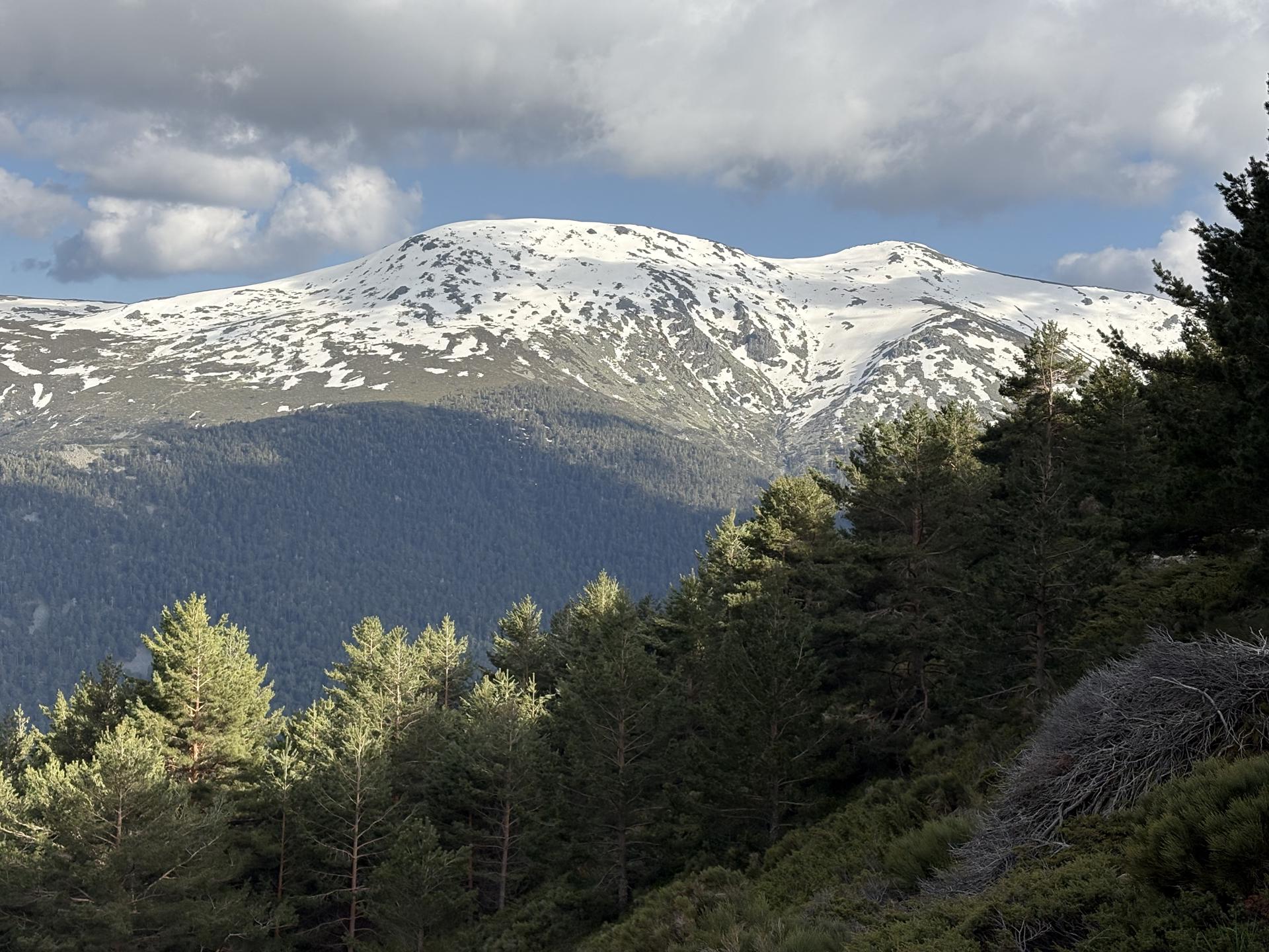 Imagen del pasado 16 de mayo de los picos nevados de la Cabeza de Hierro Mayor y de la Cabeza de Hierro Menor, en el Parque Nacional de la Sierra de Guadarrama, desde la montaña de Peñalara. EFE/Juan Carlos Gomi