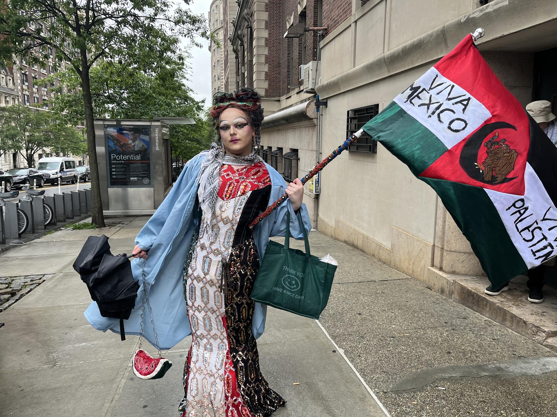 La Universidad de Columbia (Nueva York) celebró uno de los actos de graduación de sus estudiantes que se vio perturbado por las protestas de un centenar de activistas que se manifestaron a sus puertas en apoyo a Palestina, con la quema de diplomas por parte de antiguos alumnos de la institución. EFE/ Andrea Gallego