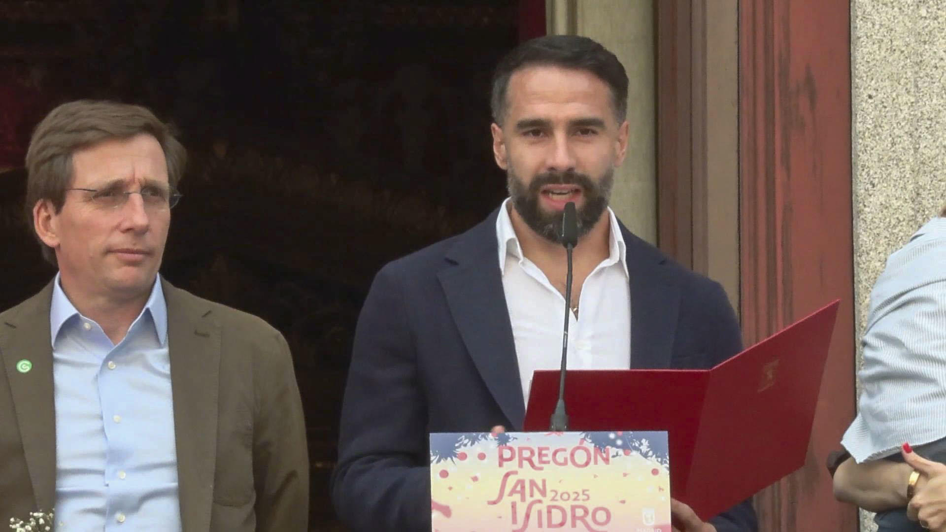 Dani Carvajal (d), futbolista del Real Madrid nacido en Leganés, ha dado este jueves el pistoletazo de salida oficial a las fiestas de San Isidro. EFE/EFE-TV