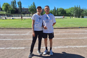 El atletismo lo ha sido todo en nuestra vida". Así resumen Loly García (i) y Javier Álvarez Salgado (d) la pasión que sienten por este deporte que los unió allá por 1964 y que, sesenta y un años después, les ha valido un homenaje del atletismo español citados por el Grupo de Amigos de la Pista de Ceniza en las instalaciones de la Universidad Complutense de Madrid. EFE/ David Ramiro