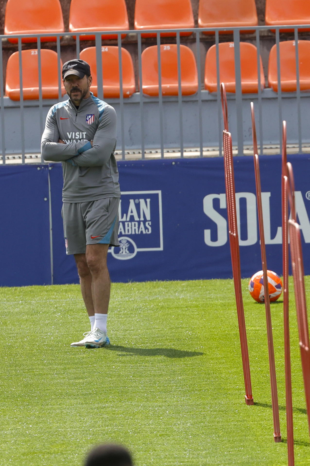 Simeone, durante el entrenamiento.-EFE/ Zipi Aragón