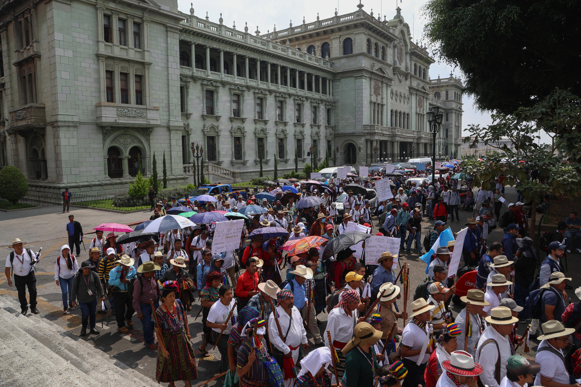 Indígenas participan en una manifestación exigiendo justicia para integrantes de los 48 Cantones de Totonicapán este lunes, en Ciudad de Guatemala (Guatemala). EFE/ Mariano Macz