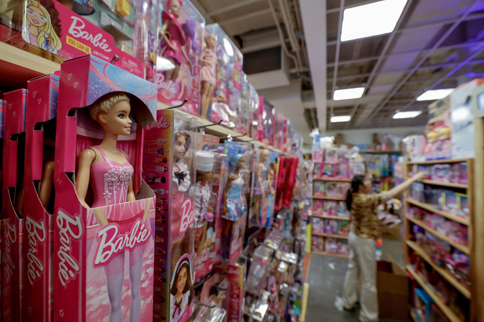 La propietaria de una tienda de juguetes independiente, Ming 'Yaya' Yang, repone su inventario de productos Barbie fabricados por Mattel en Richard's Variety Store antes del aumento de precios previsto debido a los aranceles esperados, en Atlanta, Georgia, EE.UU. EFE/EPA/ERIK S. LESSER