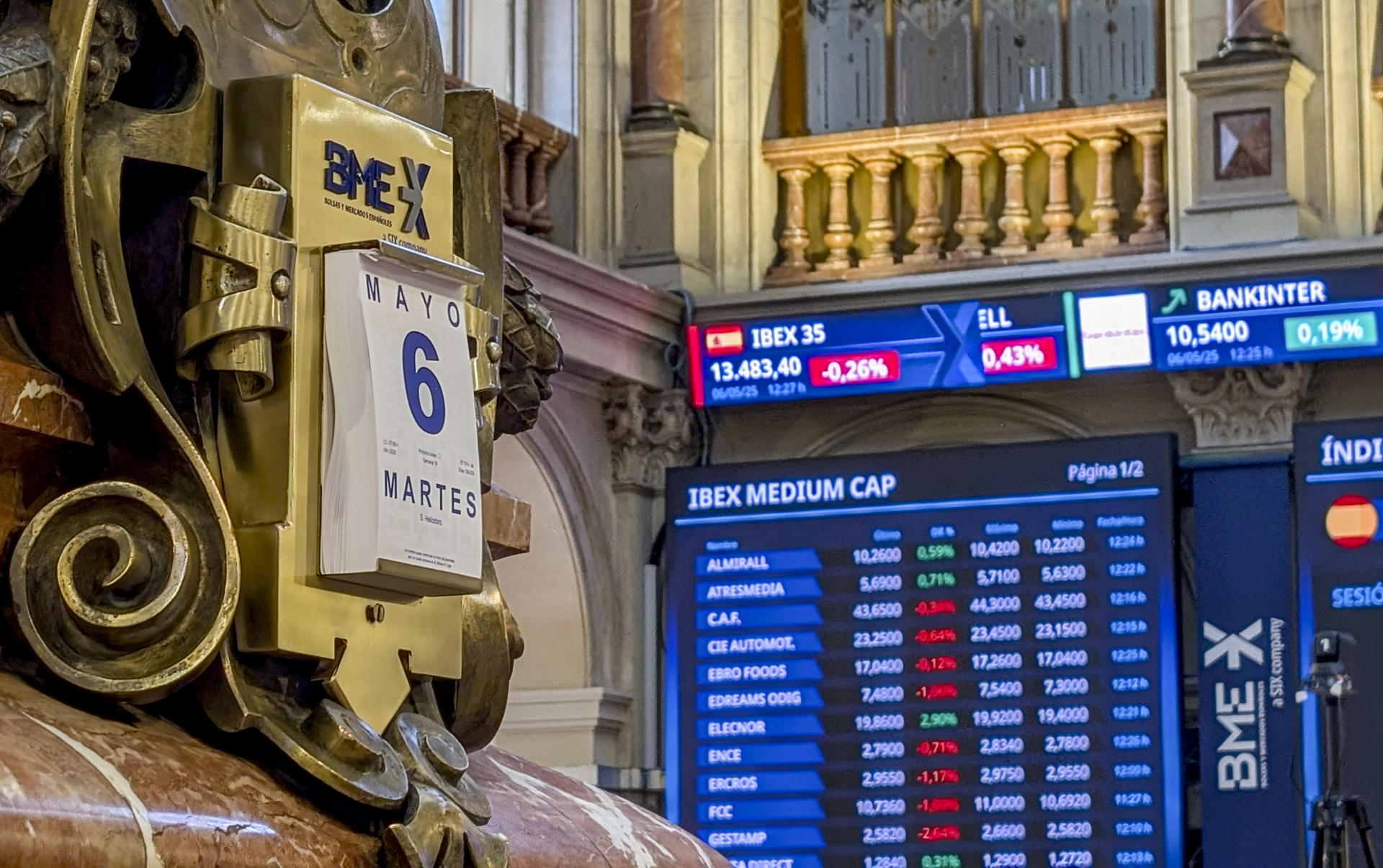 Imagen de este martes de la Bolsa de Madrid, que cierra con ganancias del 0,09% y se sitúa en los 13.530,2 puntos. EFE/ Vega Alonso