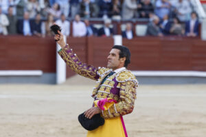 El diestro Emilio de Justo tras la lidia al segundo de los de su lote, durante la corrida de la Feria de San Isidro que se celebra este viernes en la plaza de toros de Las Ventas, en Madrid. EFE/Juanjo Martín