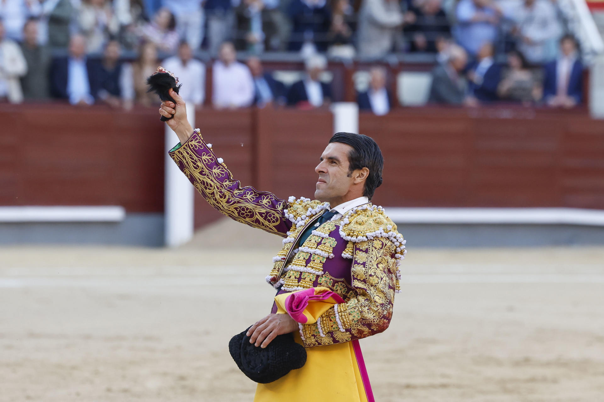 El diestro Emilio de Justo tras la lidia al segundo de los de su lote, durante la corrida de la Feria de San Isidro que se celebra este viernes en la plaza de toros de Las Ventas, en Madrid. EFE/Juanjo Martín