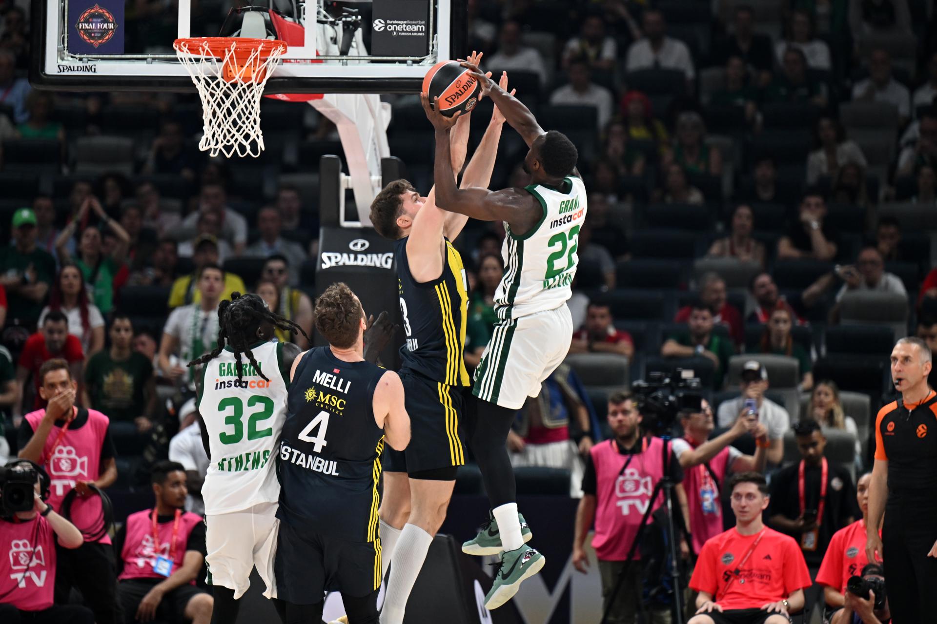 Tarik Biberovic, del Fenerbahce, en acción contra Jerian Grant del Panathinaikos durante el partido de la final a cuatro de la Euroliga. EFE/EPA/RYAN LIM