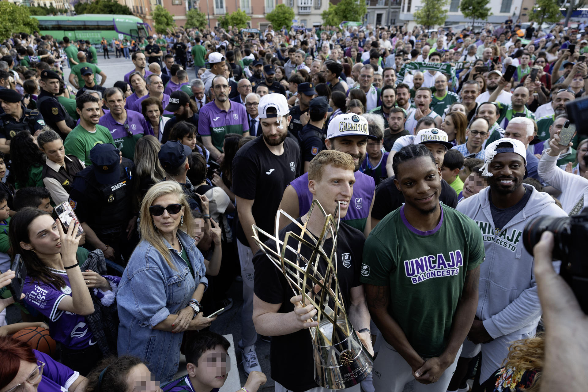 El jugador del Unicaja Baloncesto Alberto Díaz (c) posa junto a decenas de seguidores tras participar en una ofrenda floral en el Santuario de la Virgen de la Victoria en Málaga, este lunes. EFE/ Jorge Zapata

