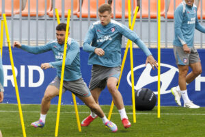 Javi Galán y Sorloth, en el entrenamiento. EFE/Sergio Pérez