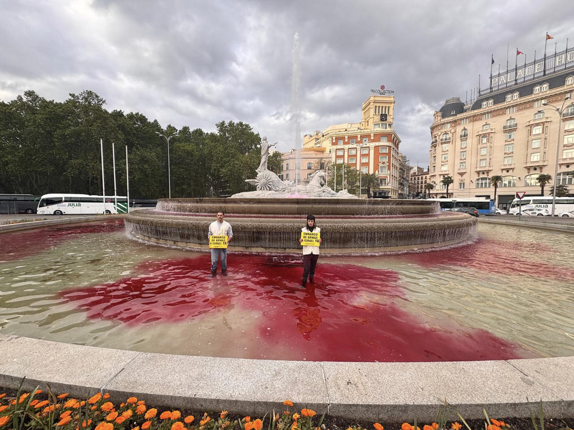 Activistas de Greenpeace han teñido de rojo el agua de la fuente de Neptuno, en Madrid, para pedir un embargo de armas a Israel. EFE/Greenpeace
-SOLO USO EDITORIAL/SOLO DISPONIBLE PARA ILUSTRAR LA NOTICIA QUE ACOMPAÑA (CRÉDITO OBLIGATORIO)-