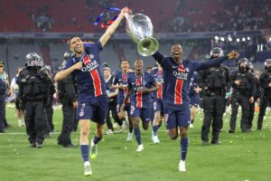 Ousmane Dembele (d) y Achraf Hakimi (i), del PSG, celebra la Copa de Europa tras la final juagda en Múnich, Alemania. EFE/EPA/CHRISTOPHER NEUNDORF