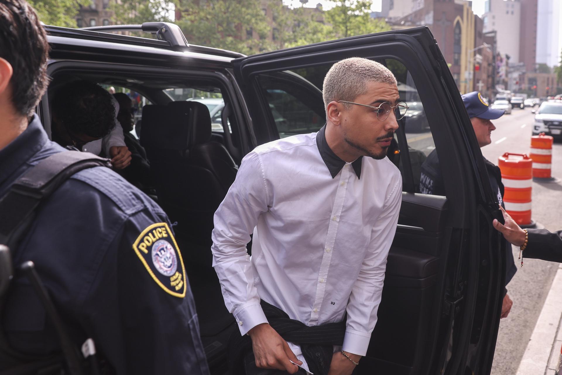 El actor estadounidense Quincy Brown (C) entra en un juzgado federal antes de que continúe en Nueva York el juicio de Sean 'Diddy' Combs por cargos de trata de personas con fines sexuales, crimen organizado y prostitución. EFE/EPA/SARAH YENESEL