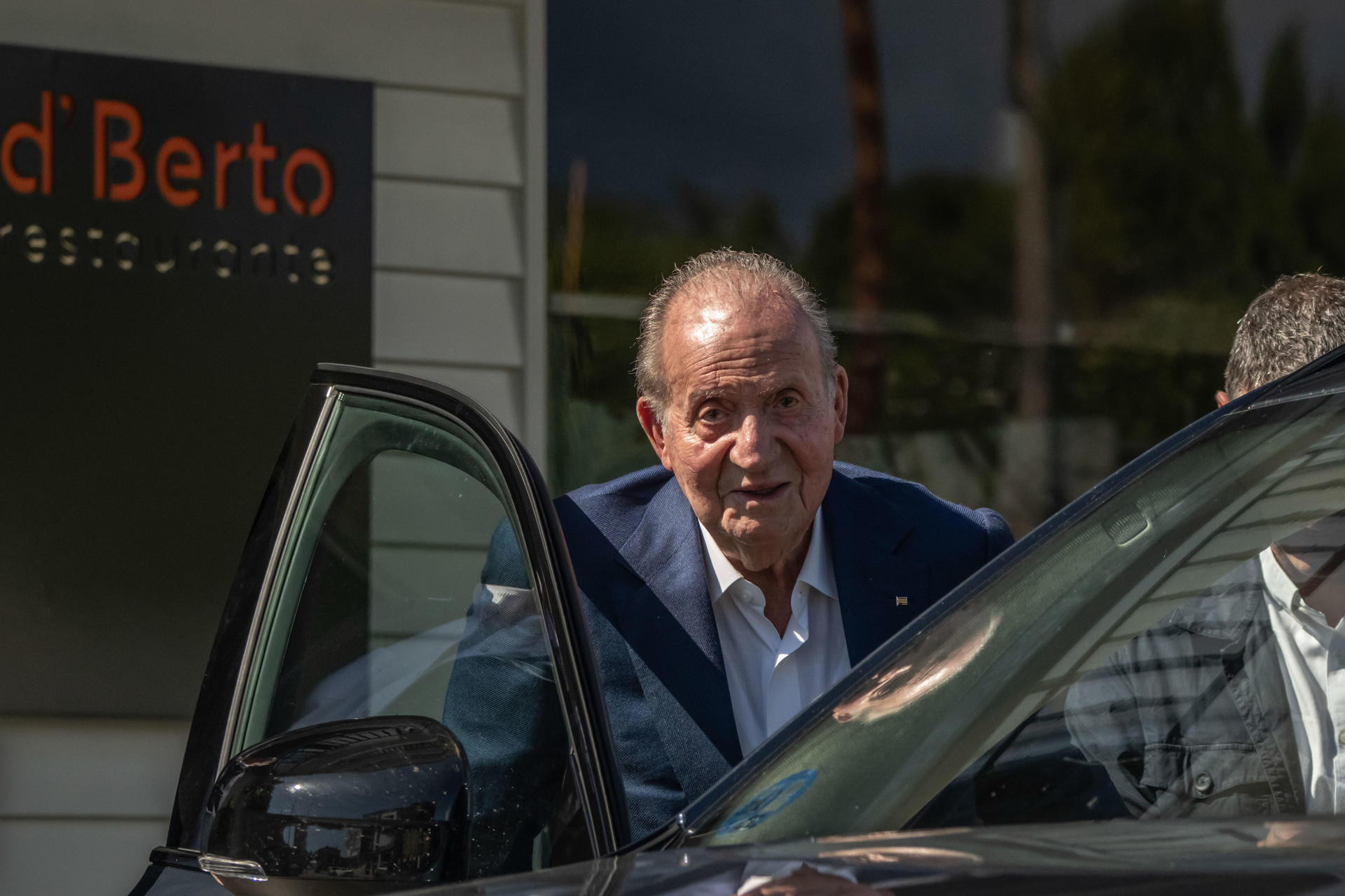 El rey emérito, Juan Carlos de Borbón, a su salida este miércoles, de un restaurante en O Grove (Pontevedra). EFE/ Brais Lorenzo