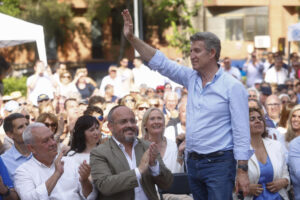 El líder del PP, Alberto Núñez Feijóo (d), protagoniza un acto político en Castelldefels, acompañado del presidente del PPC, Alejandro Fernández (i), y la portavoz popular en el Parlamento Europeo, Dolors Montserrat, a ocho días de la manifestación que ha convocado para el 8 de junio contra el Gobierno de Pedro Sánchez. EFE/ Quique García