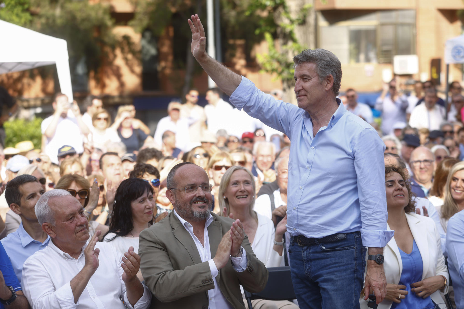 El líder del PP, Alberto Núñez Feijóo (d), protagoniza un acto político en Castelldefels, acompañado del presidente del PPC, Alejandro Fernández (i), y la portavoz popular en el Parlamento Europeo, Dolors Montserrat, a ocho días de la manifestación que ha convocado para el 8 de junio contra el Gobierno de Pedro Sánchez. EFE/ Quique García