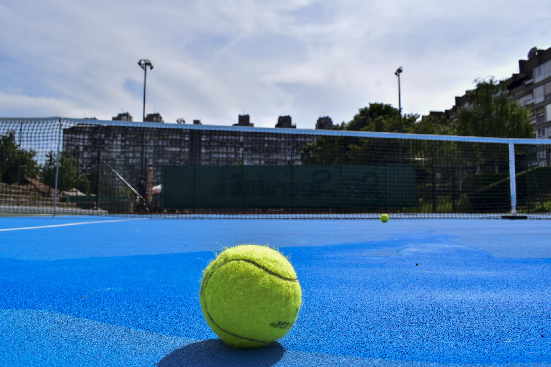 El tenista serbio Novak Djokovic ha obsequiado a su ciudad natal, Belgrado, con una renovada cancha de tenis que ofrece a niños y jóvenes la oportunidad de descubrir el deporte del que ya es una leyenda. EFE/ Bogdan Dasic