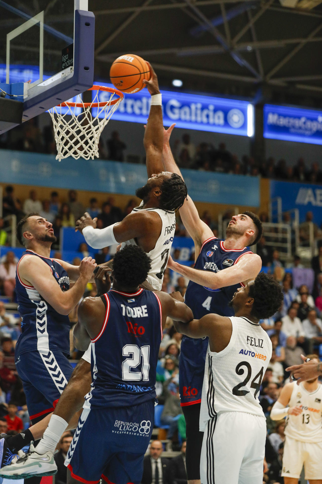El jugador del Real Madrid W. Tavares, entra a canasta durante el partido de la jornada 31 de la Liga Endesa entre el Río Breogán y el Real Madrid, este domingo en el Pazo Provincial Dos Deportes de Lugo.-EFE/ Eliseo Trigo