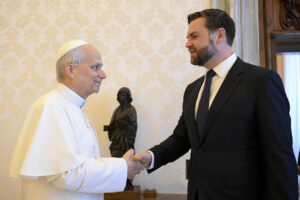 El papa León XIV, antes de la reunión que mantuvo con el vicepresidente de Estados Unidos, JD Vance, este lunes en El Vaticano. EFE/ Simone Risoluti / Dicasterio para la Comunicación del Vaticano // SOLO USO EDITORIAL/SOLO DISPONIBLE PARA ILUSTRAR LA NOTICIA QUE ACOMPAÑA (CRÉDITO OBLIGATORIO)