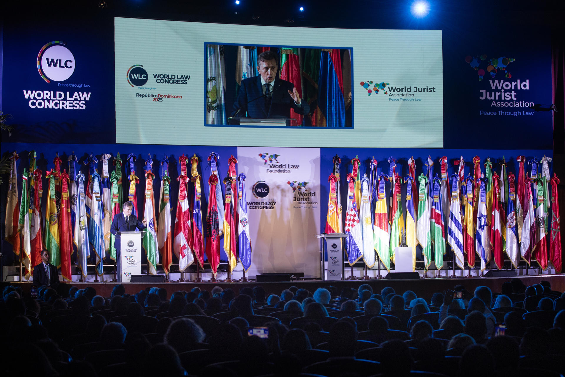 El presidente de la Asociación Mundial de Juristas, el abogado español Javier Cremades (i), habla durante la ceremonia inaugural de la XXIX edición del Congreso Mundial del Derecho (WLC, por sus siglas en inglés), este domingo en Santo Domingo (República Dominicana). EFE/Orlando Barría