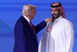 - El presidente estadounidense Donald Trump (I) y el príncipe heredero saudí Mohammed bin Salman bin Abdulaziz Al Saud (D) asisten al discurso de apertura en el Foro de Inversión Saudí-Estadounidense en Riad, Arabia Saudita, el 13 de mayo de 2025. El foro se lleva a cabo durante la visita de estado del presidente estadounidense Trump a Arabia Saudita el 13 de mayo. (Arabia Saudita) EFE/EPA/ALI HAIDER