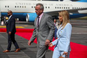 El secretario de Salud y Servicios Humanos de los Estados Unidos, Robert F. Kennedy Jr., camina junto a su esposa Cheryl Hines a su llegada este viernes, para participar en la investidura presidencial de Daniel Noboa, en Quito (Ecuador). EFE/José Jácome