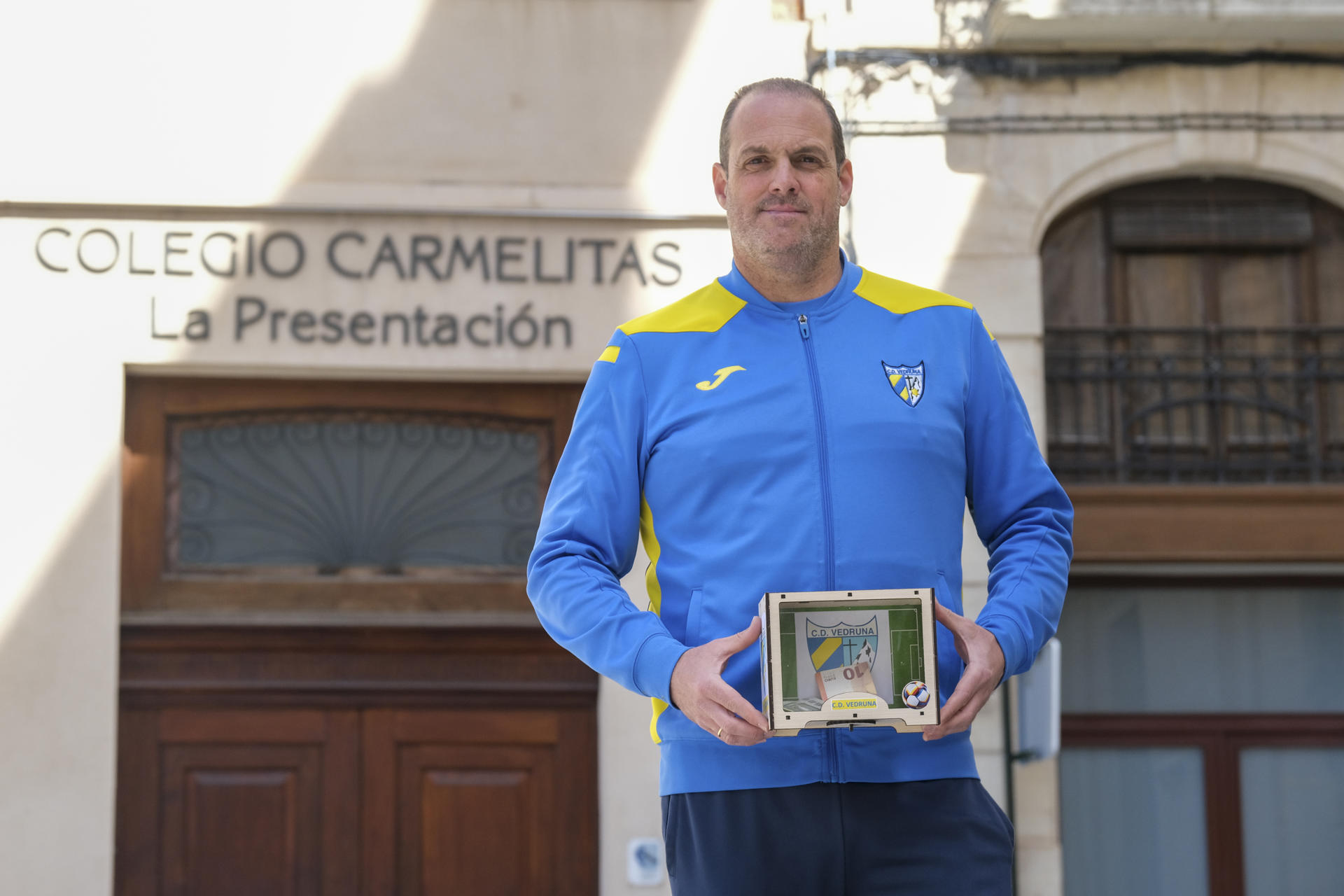 El profesor de Educación Física del colegio Carmelitas de Alcoy (Alicante), Mariano García-Valladolid Villar, donde han lanzado la campaña 'Agustín, haznos un futbolín' para ayudar al único artesano que fabrica en la Comunitat Valenciana futbolines afectado por la dana del 29 de octubre. Imagen del inicio de la campaña, el pasado mes de abril. EFE/Pablo Miranzo