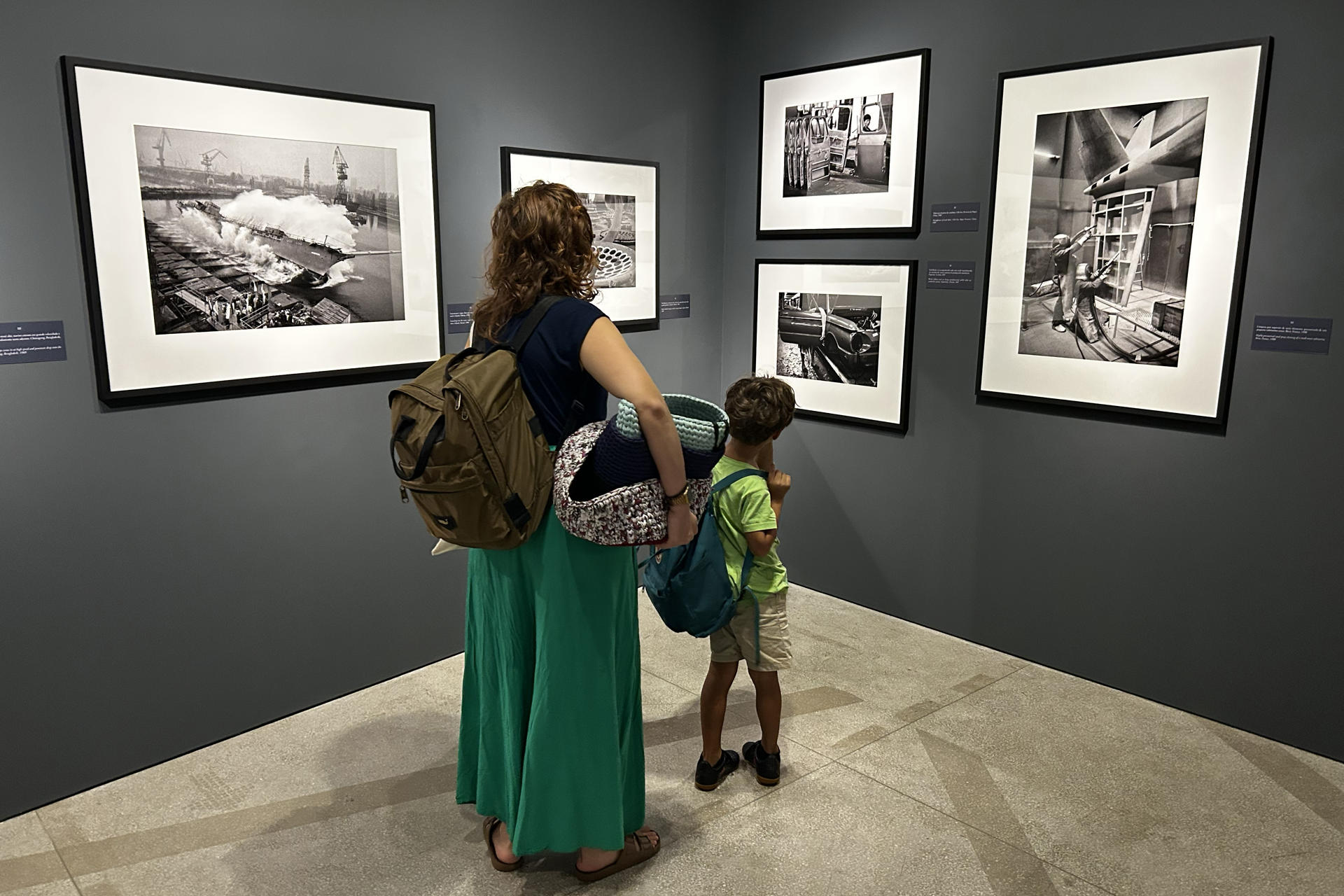 Personas asisten a la inauguración de la exposición 'Trabajadores' de Sebastião Salgado este viernes, en Río de Janeiro (Brasil). EFE/ Antonio Lacerda