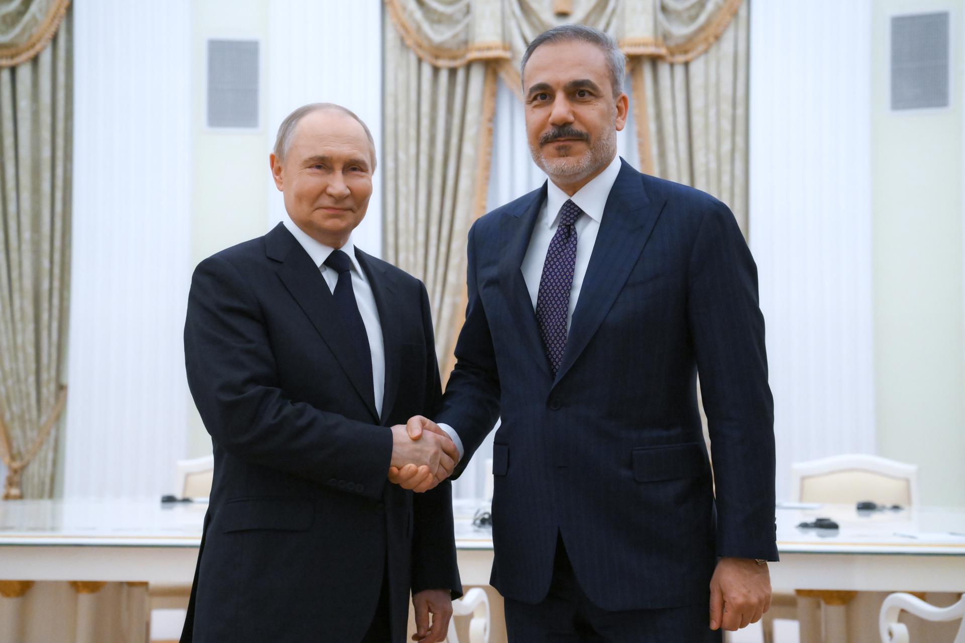 El presidente ruso Vladimir Putin (I) y el ministro de Asuntos Exteriores turco, Hakan Fidan (D), se dan la mano mientras posan para las fotos antes de una reunión en el Kremlin de Moscú, Rusia, el 26 de mayo de 2025. (Rusia, Turquía, Moscú) EFE/EPA/ALEXEY MAISHEV/SPUTNIK/KREMLIN / POOL