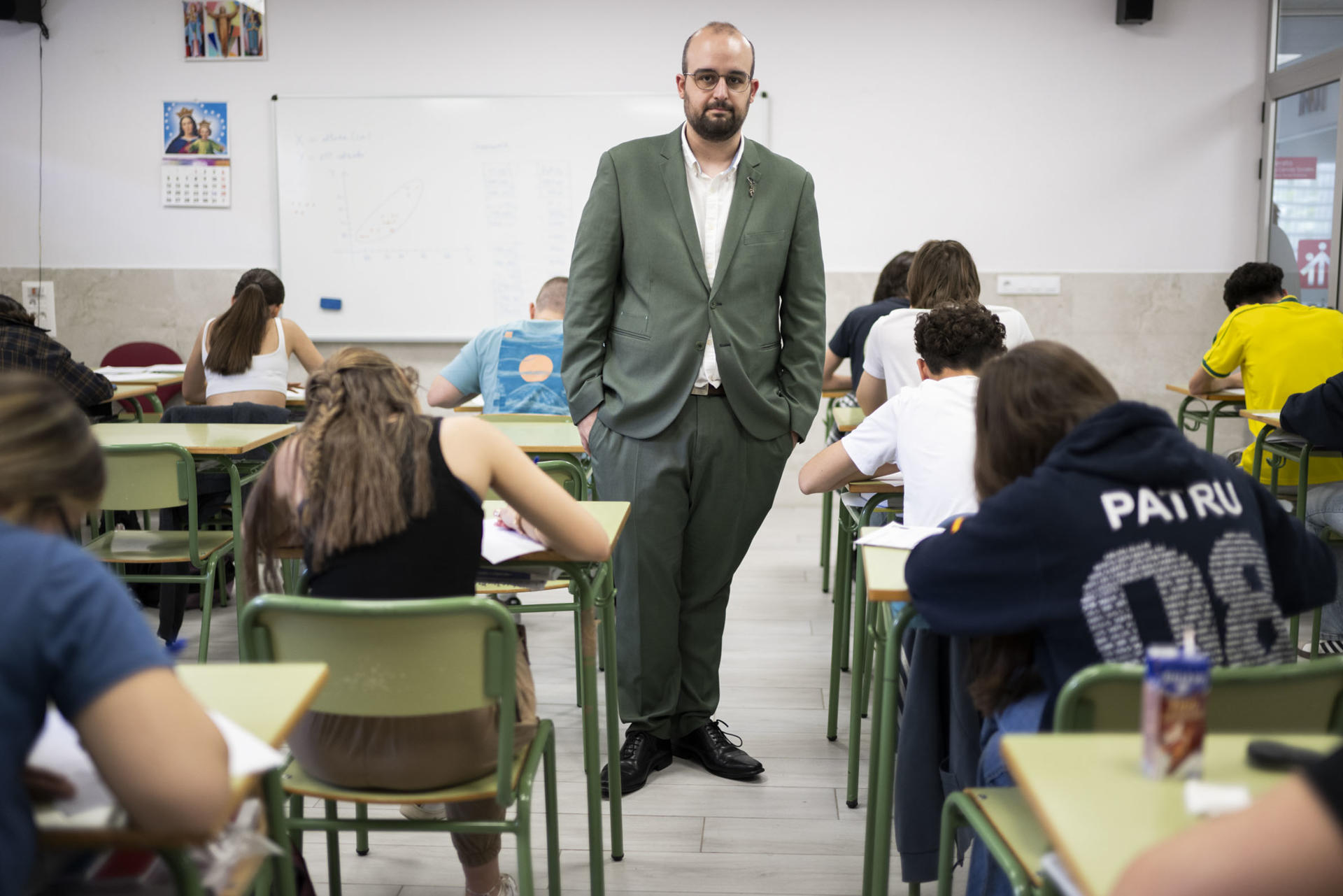 Víctor Ballesteros (Puertollano, 1997), profesor de Filosofía en su ciudad natal y creador de un pódcast que se encuentra entre los más compartidos de Spotify a nivel mundial, con escuchas en más de ochenta países que explica, en una entrevista concedida a la Agencia EFE, que comenzó el proyecto en octubre de 2020, en la resaca de la primera ola de la pandemia, porque quería ayudar a sus alumnos de Bachillerato a preparar la EBAU "en un momento muy complicado para ellos". EFE/Jesús Monroy