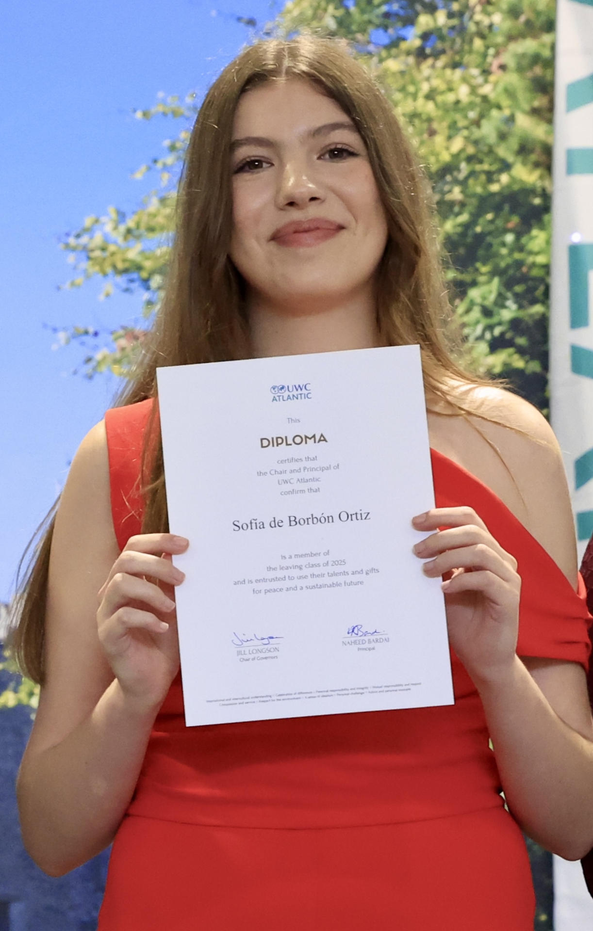 La infanta Sofía de Borbón posa con su diploma durante la ceremonia de graduación en el UWC Atlantic College de Gales, donde concluyó el Bachillerato Internacional.EFE/ Francisco Gómez/Casa De S.M. El Rey SOLO USO EDITORIAL/SOLO DISPONIBLE PARA ILUSTRAR LA NOTICIA QUE ACOMPAÑA (CRÉDITO OBLIGATORIO)