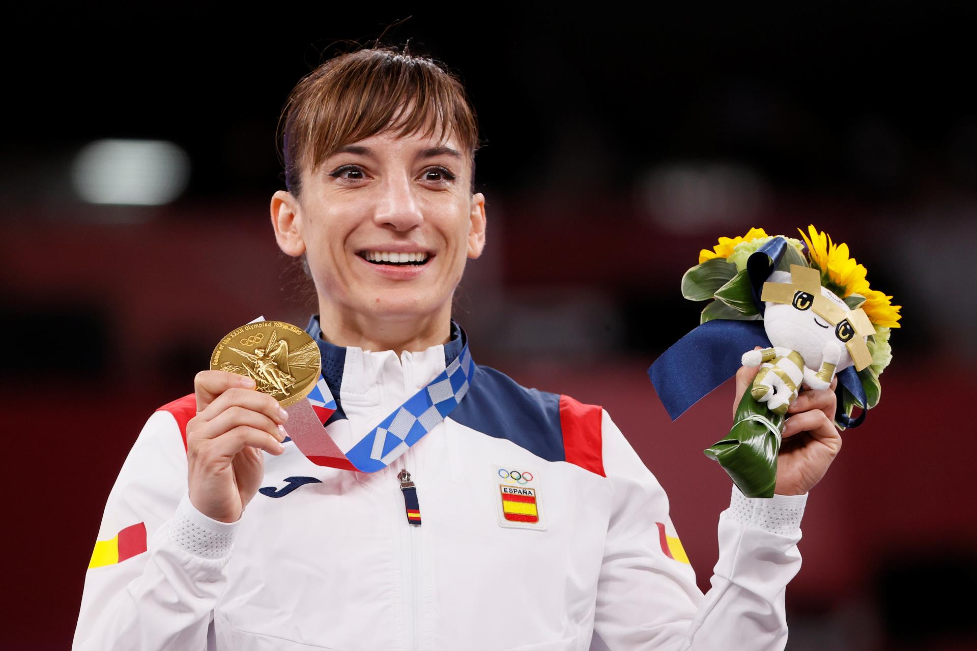 Sandra Sánchez celebra en el podio tras ganar la medalla de oro olímpica en Kata femenino de karate, el 5 d agosto de 2021. EFE/ Lavandeira Jr
