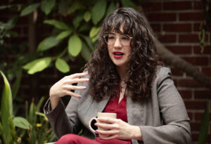 La escritora mexicana Andrea Chapela habla durante una entrevista con EFE este jueves, en la Ciudad de México (México). EFE/ José Méndez