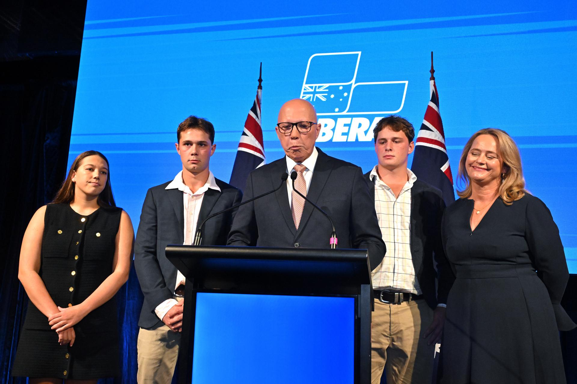 Peter Dutton (C), exlíder del Partido Liberal de Australia, en una fotografía de archivo tomada en Brisbane, Australia, el 3 de mayo de 2025. EFE/EPA/MICK TSIKAS AUSTRALIA AND NEW ZEALAND OUT
