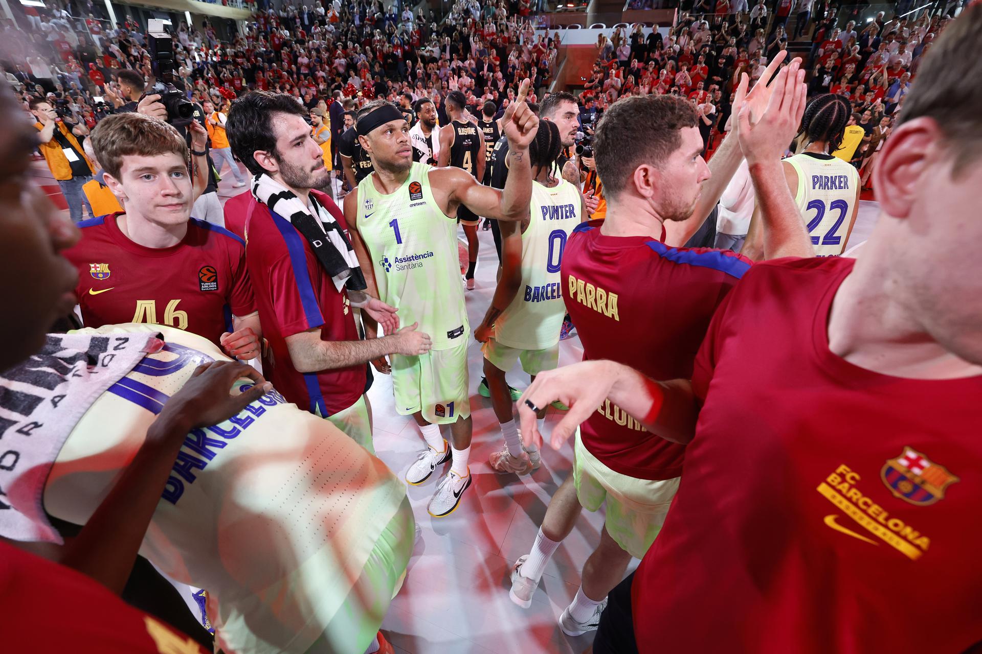 Los jugadores del Mónaco celebran la victoria tras el partido de la Euroliga que han jugado AS Monaco y FC Barcelona, en Mónaco. EFE/EPA/SEBASTIEN NOGIER