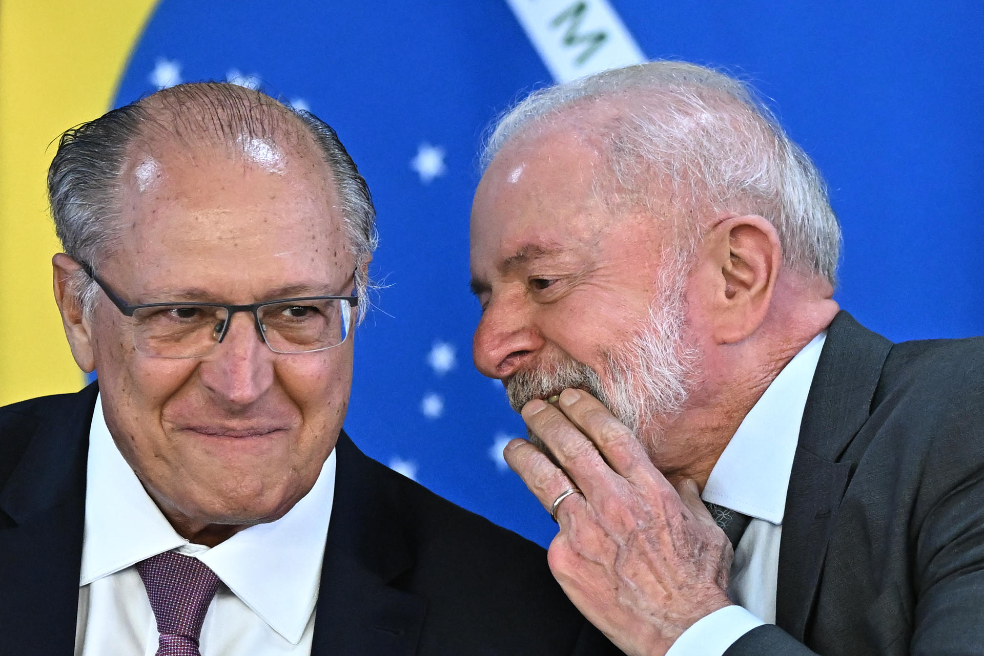 Fotografía de archivo, tomada el pasado 25 de febrero, del presidente de Brasil, Luiz Inácio Lula da Silva (d), al hablar con su vicepresidente, Geraldo Alckmin, en el Palacio de Planalto, en Brasilia (Brasil). EFE/Andre Borges