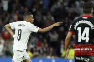 El delantero francés del Real Madrid Kylian Mbappé celebra su gol al RCD Mallor en el estadio Santiago Bernabéu. EFE/Chema Moya