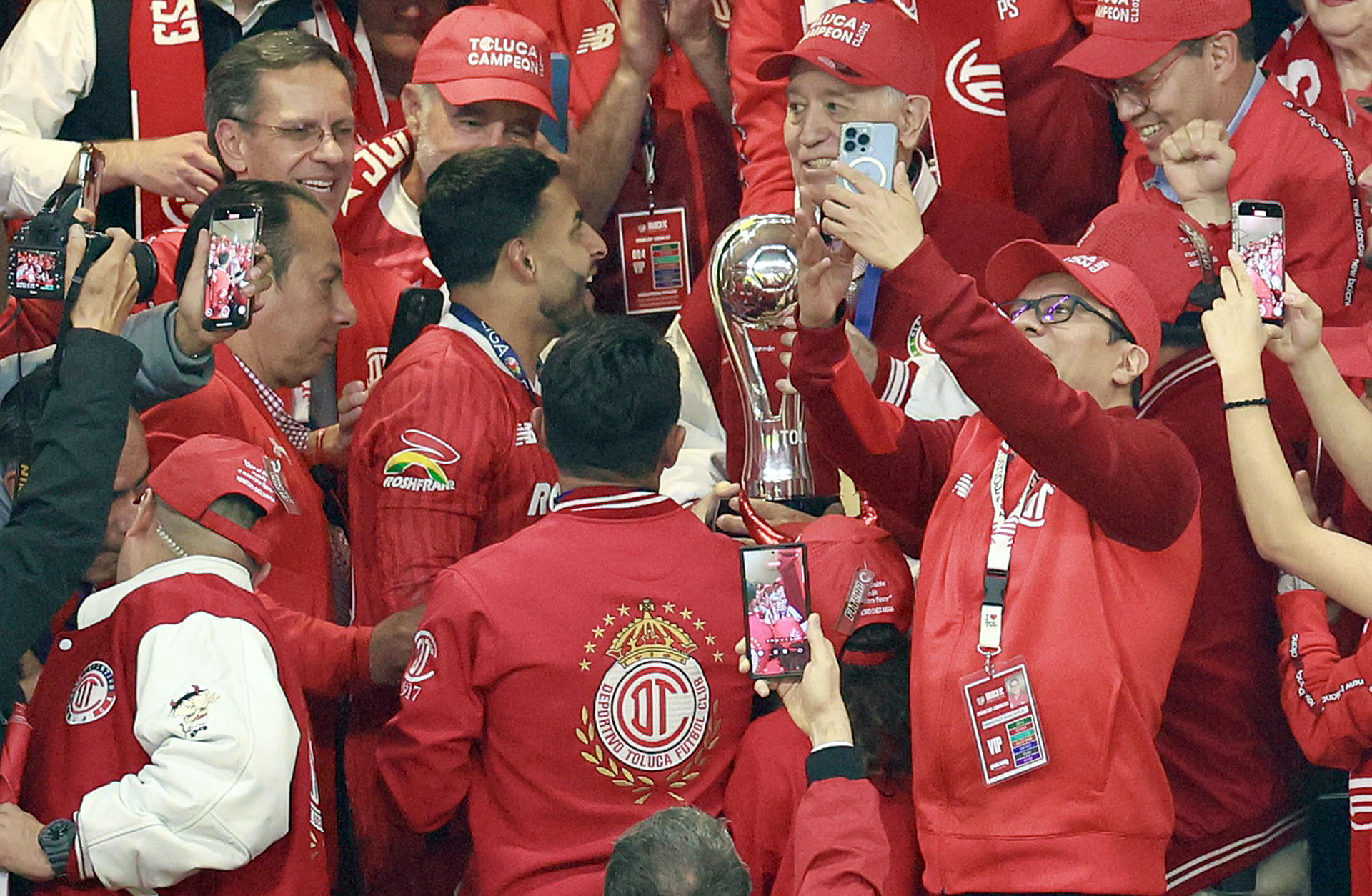 El capitán Alexis Vega (i) entrega el trofeo del Torneo Clausura mexicano a Valentín Diez (d), propietario de Toluca, durante la ceremonia de coronación, este domingo en el estadio Nemesio Díez. EFE/ Felipe Gutiérrez
