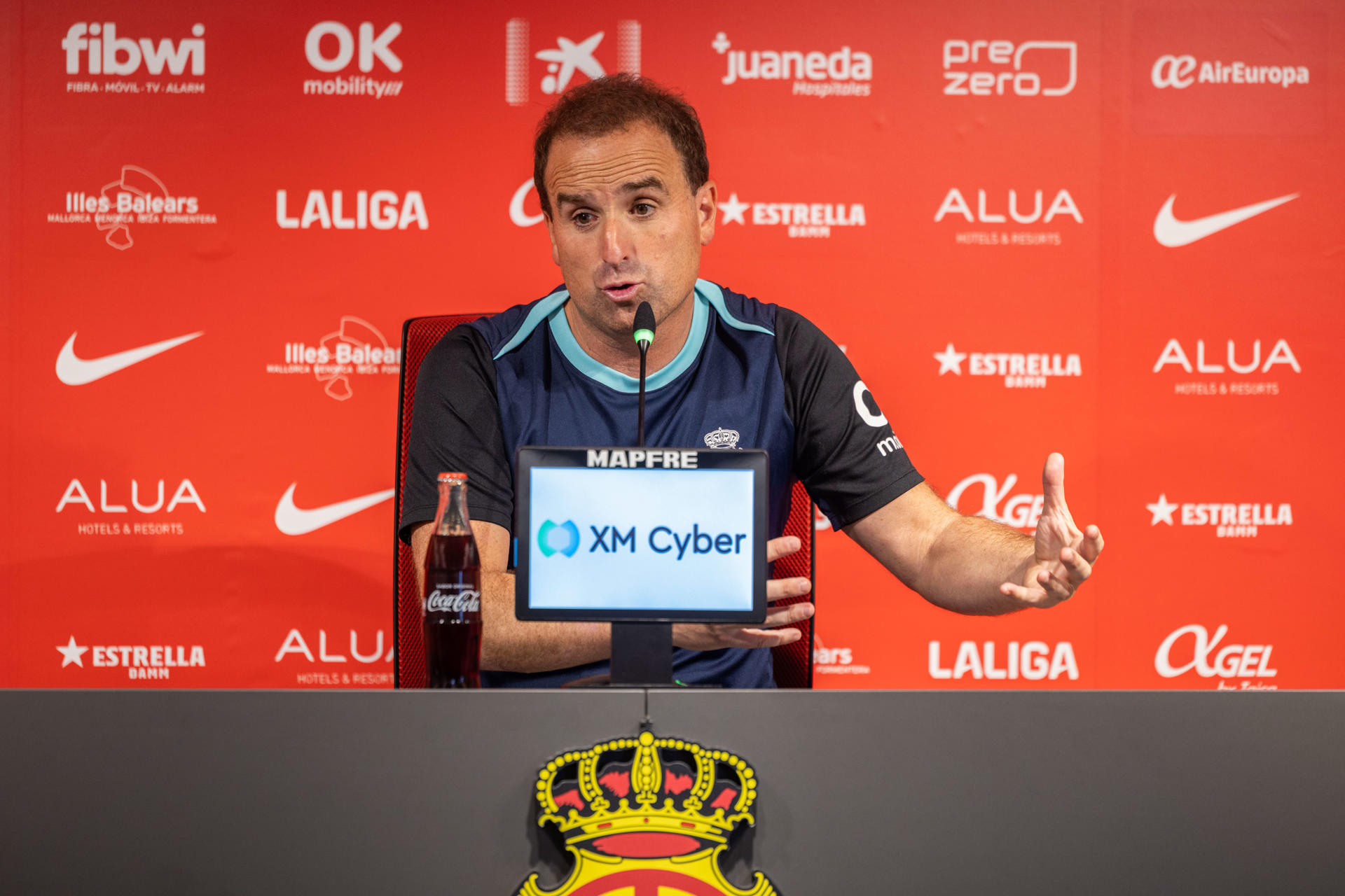El entrenador del Real Club Deportivo Mallorca , Jagoba Arrasate, ofrece una rueda de prensa en Palma de Mallorca este viernes. El Mallorca se enfrenta mañana al Valladolid en un partido de LaLiga. EFE/ Cati Cladera