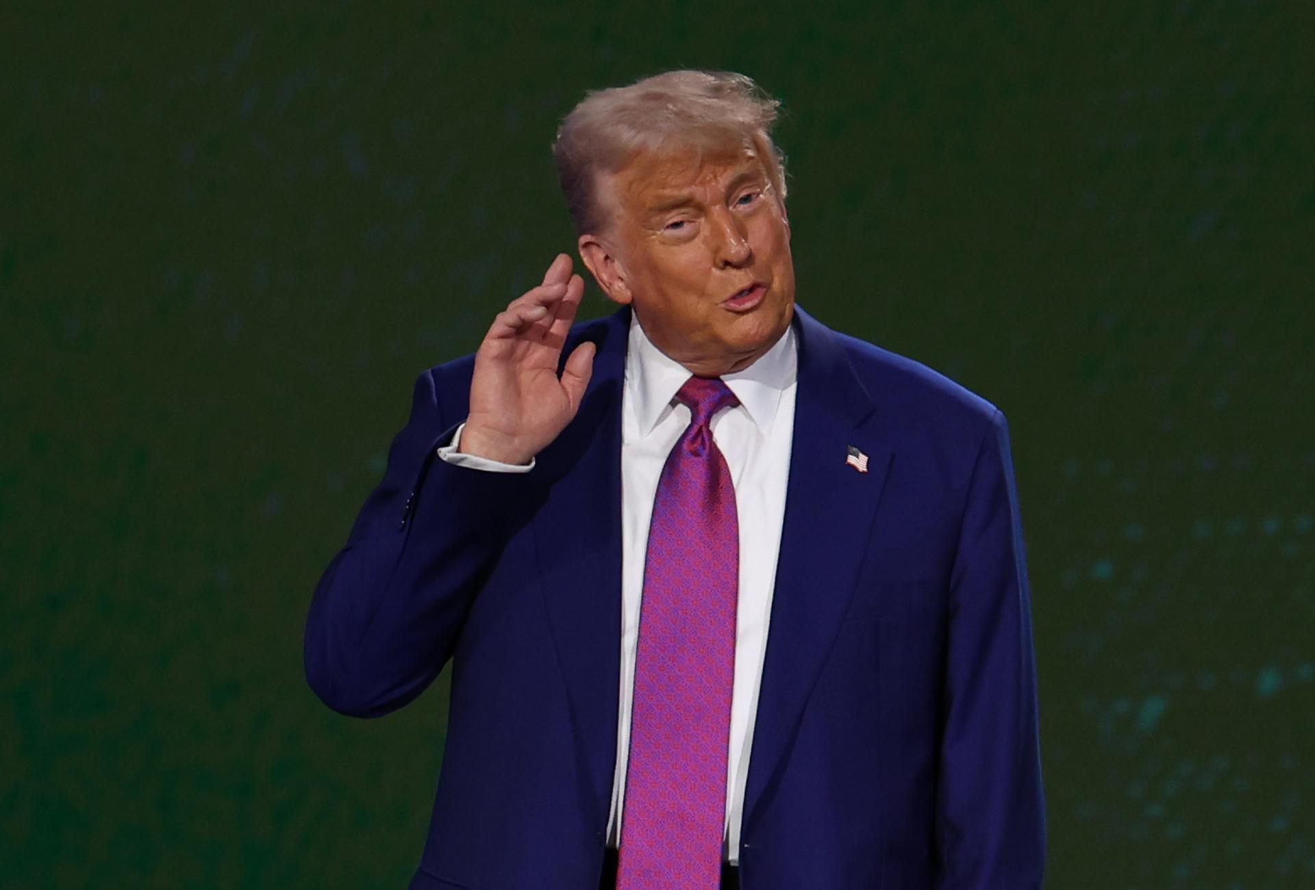 El presidente estadounidense Donald Trump asiste al discurso de apertura en el Foro de Inversión Saudí-Estadounidense en Riad, Arabia Saudita, el 13 de mayo de 2025. El foro se lleva a cabo durante la visita de estado del presidente estadounidense Trump a Arabia Saudita el 13 de mayo. (Arabia Saudita) EFE/EPA/ALI HAIDER
```
