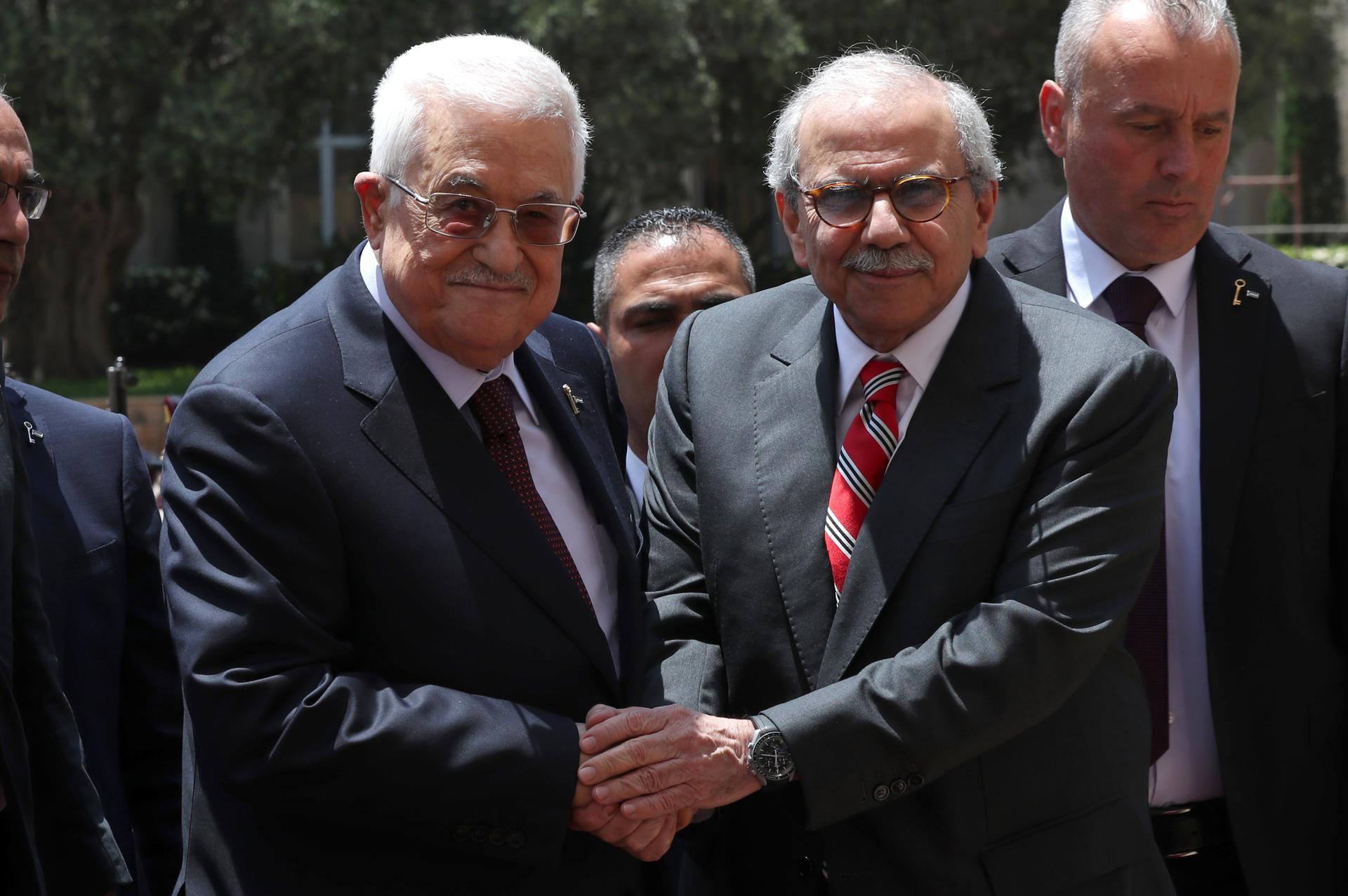 - El primer ministro libanés, Nawaf Salam (2-D), da la bienvenida al presidente palestino, Mahmud Abás (I), antes de su reunión en el Palacio de Gobierno en Beirut, Líbano, el 22 de mayo de 2025. Abás llegó a Beirut el 21 de mayo para una visita oficial de tres días para reunirse con funcionarios libaneses, así como para discutir cuestiones relacionadas con los refugiados palestinos en Líbano. (Líbano) EFE/EPA/WAEL HAMZEH