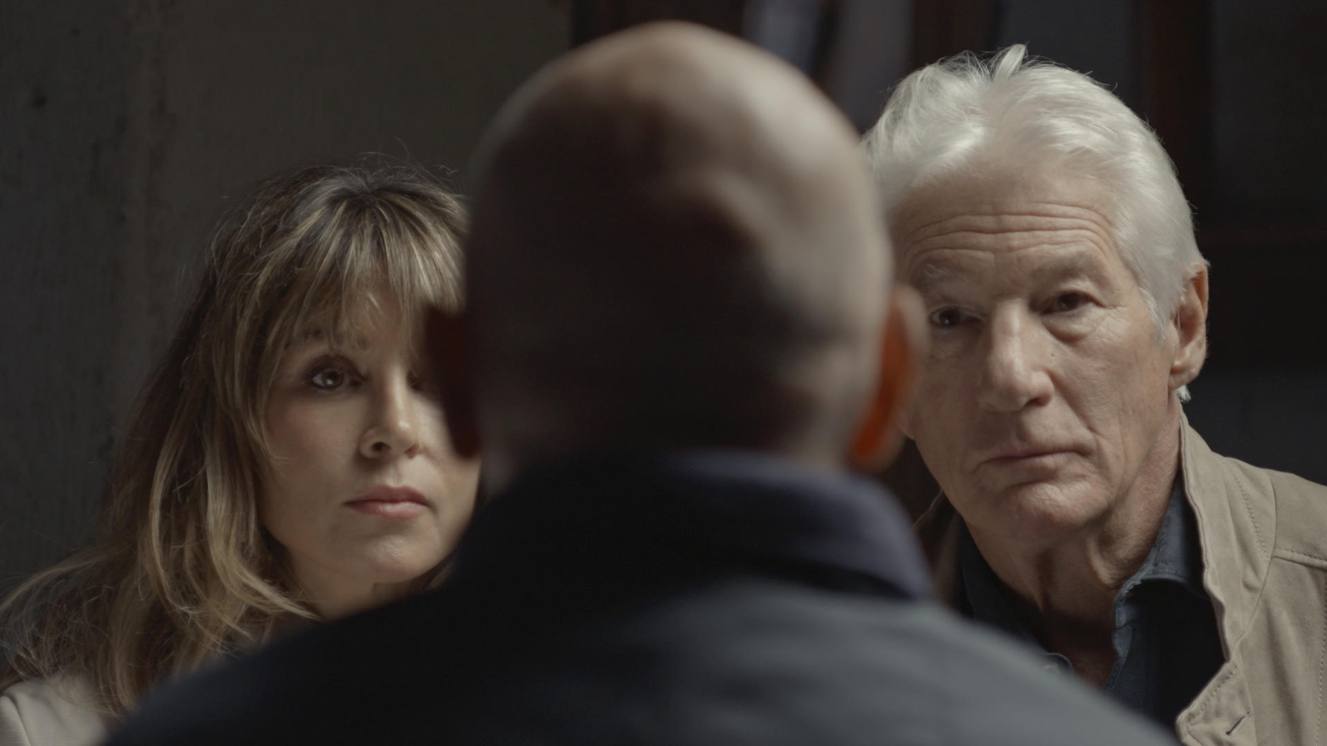 El actor Richard Gere y su mujer Alejandra conversan con supervivientes del sinhogarismo sobre lo que supone la vida en la calle y cómo impactan las soluciones que ofrecen una vivienda digna y otros programas para superarlo, unas charlas que han sido recogidas en el corto documental 'Lo que nadie quiere ver'. EFE/Hogar Sí