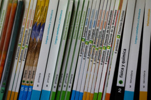 Imagen de archivo de una estantería con libros de texto. EFE/Luis Millán