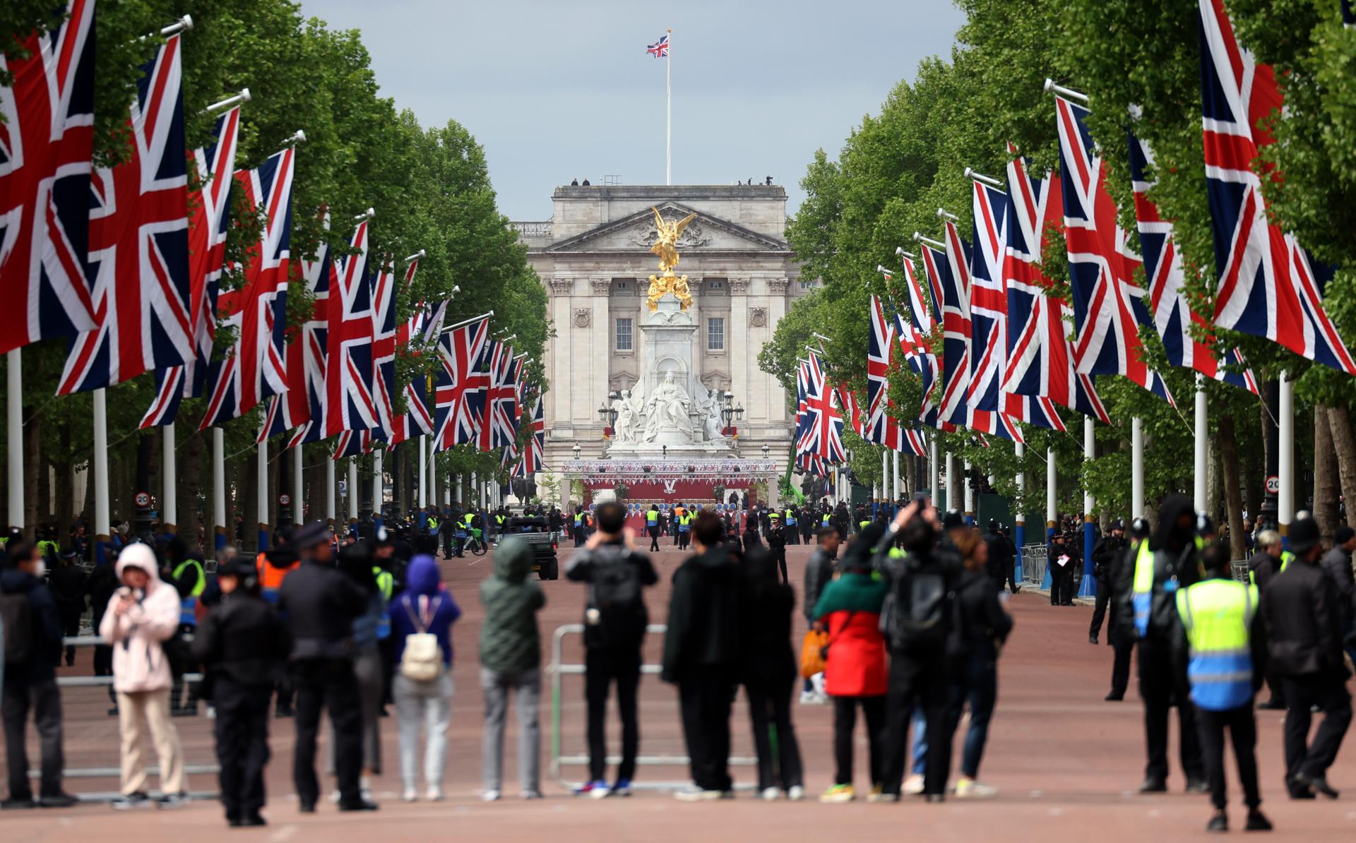 Ciudadanos en a avenida del Mall antes del desfile militar para conmemorar el 80 aniversario de la Victoria en Europa (Día de la VE) en Londres, el 5 de mayo de 2025. EFE/EPA/ANDY RAIN