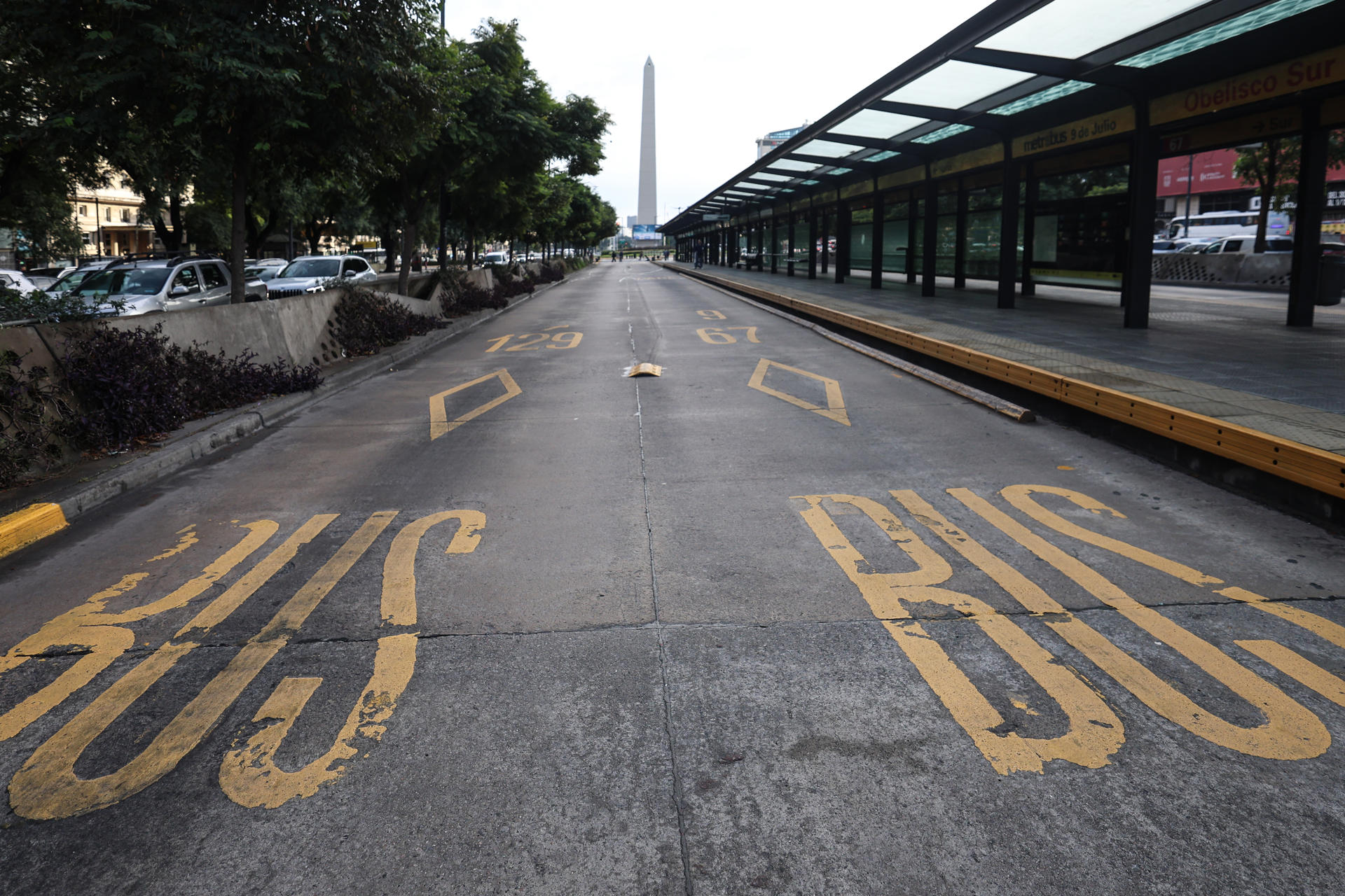 Fotografía que muestra una vía exclusiva para buses este martes, en Buenos Aires (Argentina). EFE/ Juan Roncoroni