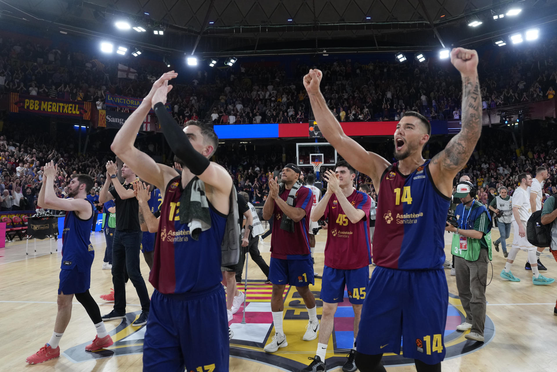 Los jugadores del Barça celebran la victoria ante el Mónaco. EFE/Alejandro García