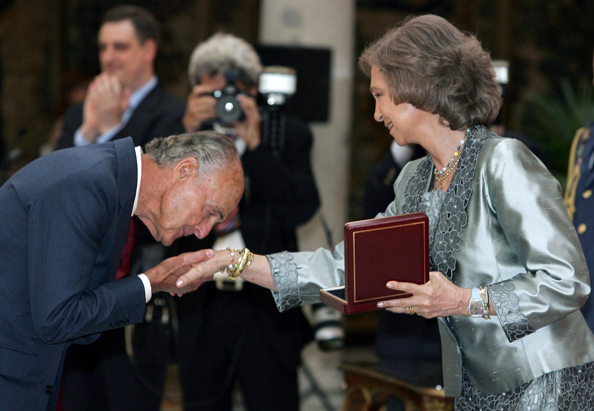 Imagen de archivo del 20/6/2006/ del empresario catalán, José Felipe Bertrán de Caralt, que recibe la medalla de la Escuela Superior de Música de manos de la Reina Sofía. EFE/J.J. Guillén