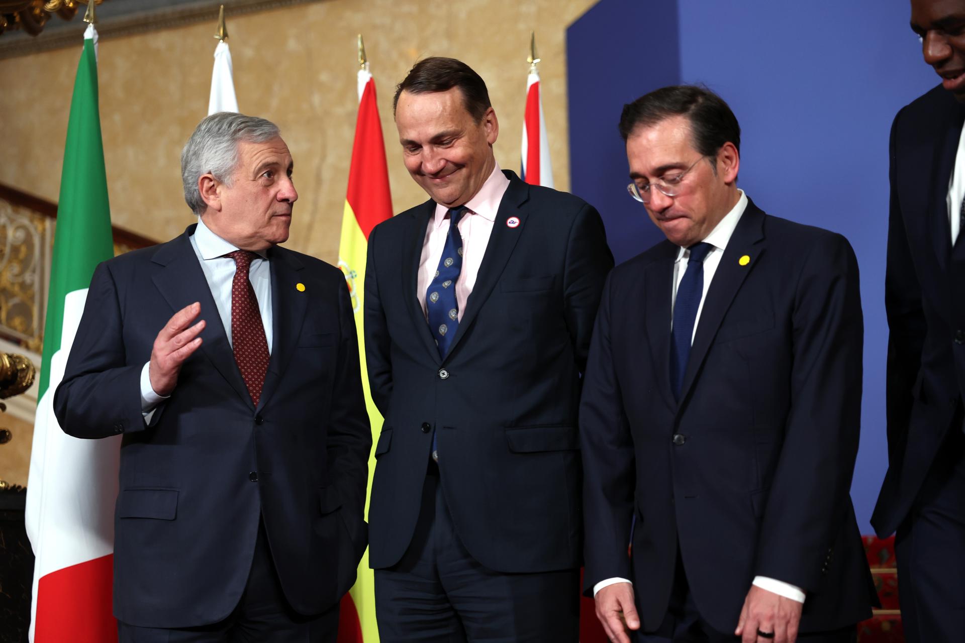 (De izquierda a derecha) El ministro italiano de Asuntos Exteriores, Antonio Tajani, el ministro polaco de Asuntos Exteriores, Radoslaw Sikorski, y el ministro español de Asuntos Exteriores, Unión Europea y Cooperación, José Manuel Albares, charlan mientras posan para una foto familiar durante la reunión de Weimar+ sobre Ucrania en Lancaster House de Londres, el 12 de mayo de 2025. EFE/EPA/NEIL HALL /POOL