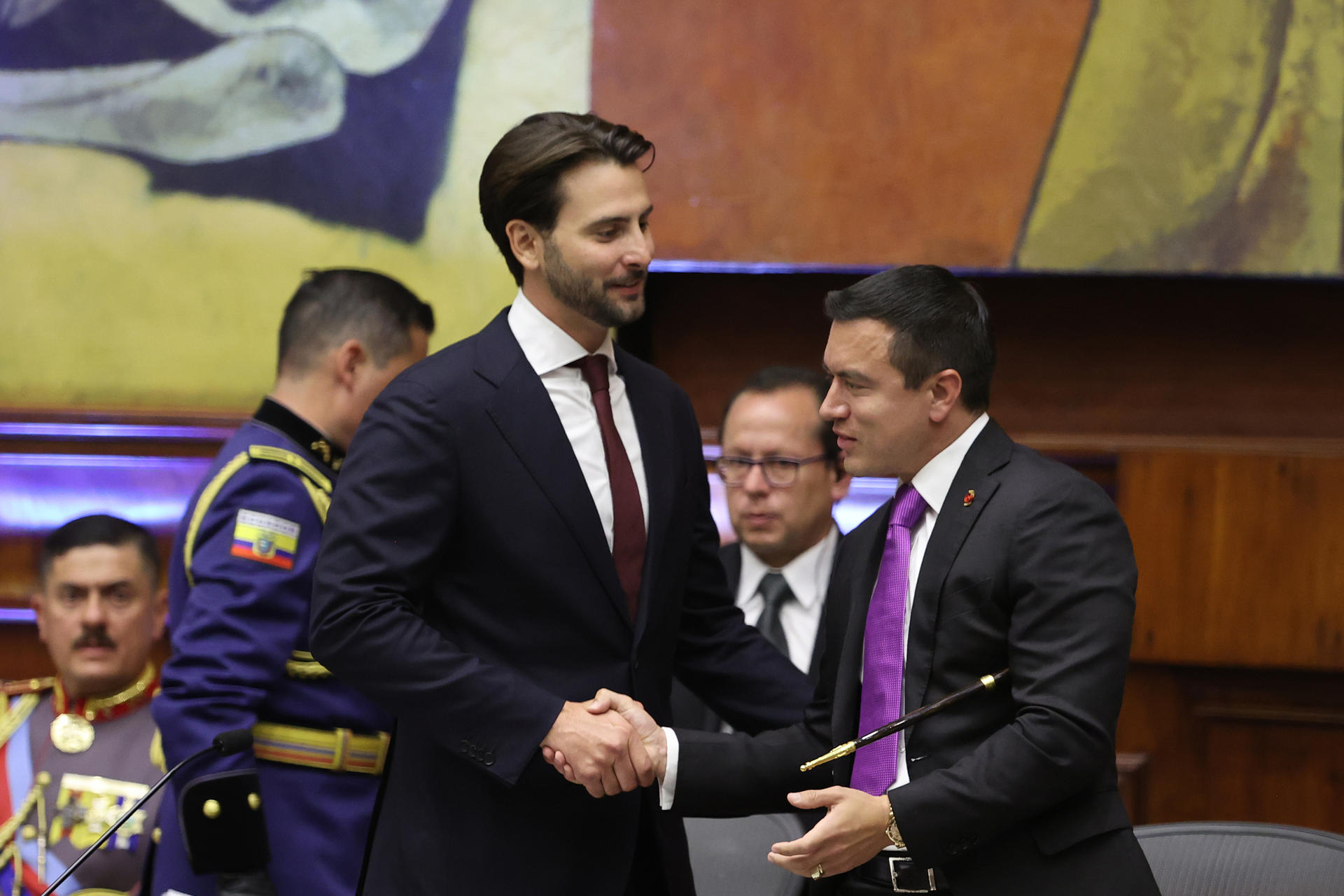 El presidente de Ecuador, Daniel Noboa (d), saluda al presidente de la Asamblea Nacional, Niels Olsen (i), este sábado, en la Asamblea Nacional (Parlamento) en Quito (Ecuador). EFE/ José Jácome