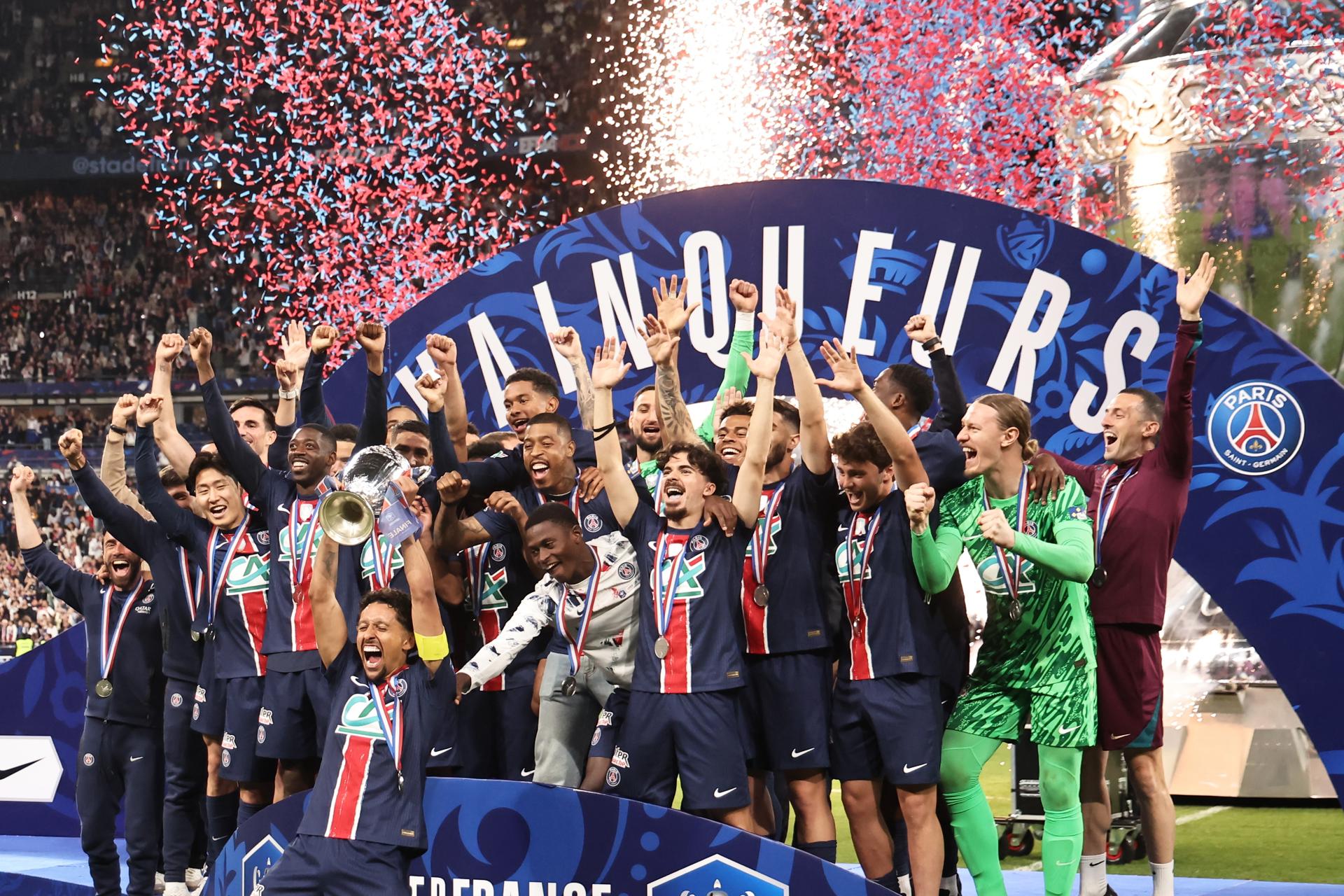 Marquinhos, del PSG, levanata la Copa al cielo de París. EFE/EPA/CHRISTOPHE PETIT TESSON